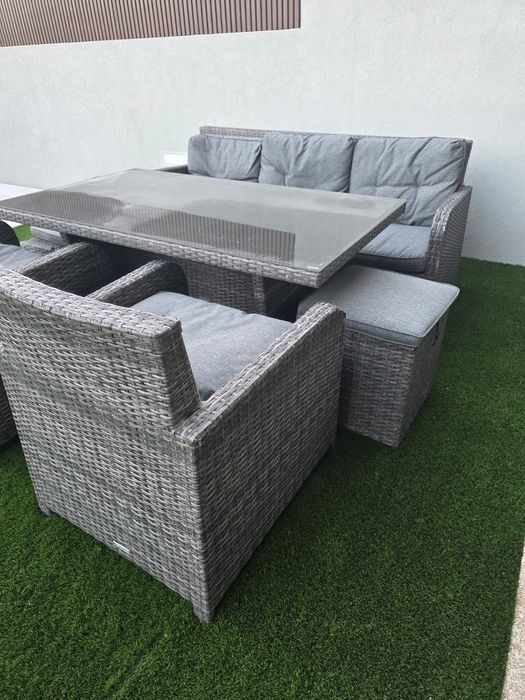 Conjunto mesa jardim e cadeiras.