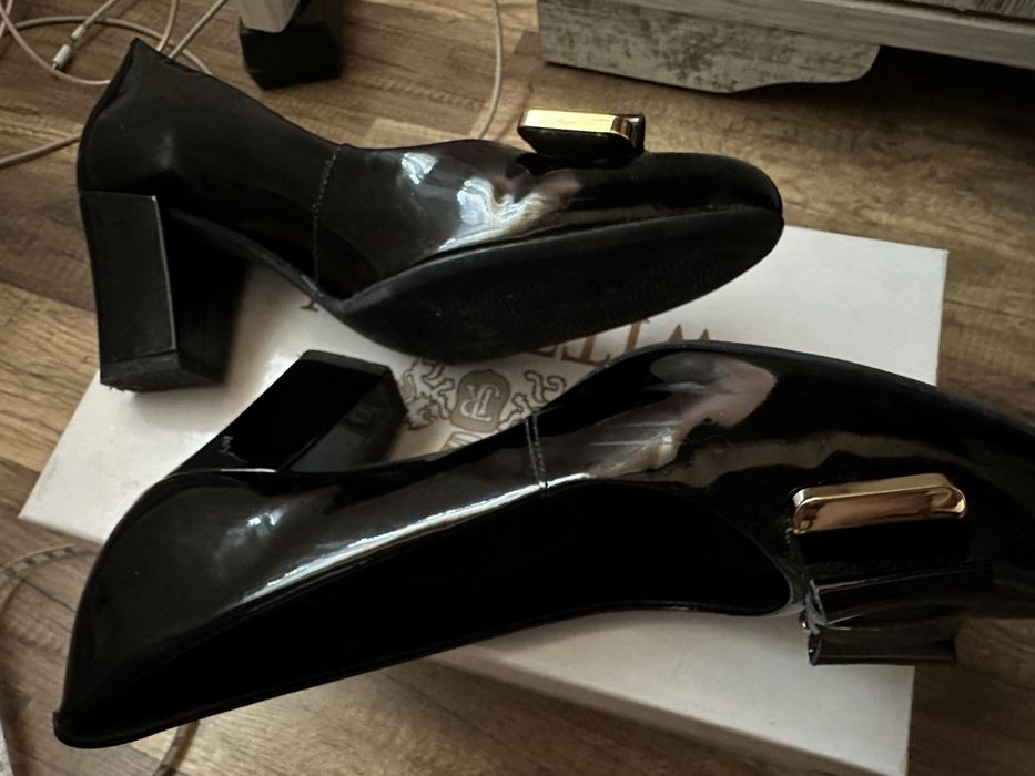 Lakierowane obcasy Wittchen