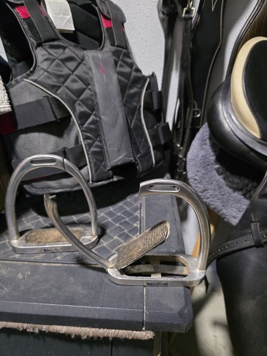 Sprzedam   sprzęt do jazdy  konnej