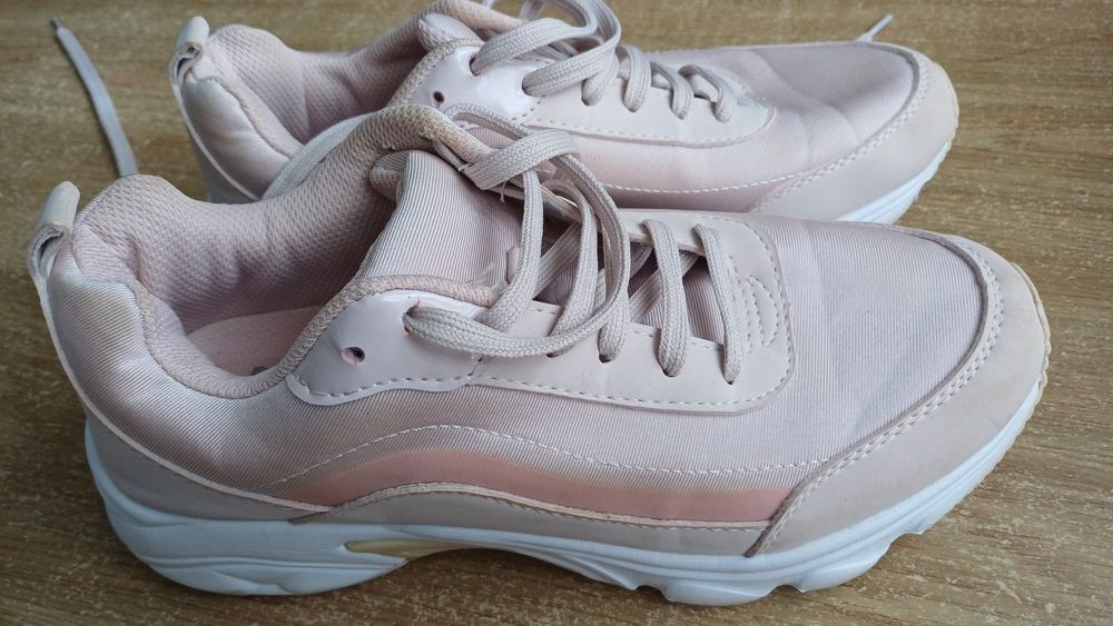 Кросівки жіночі  39