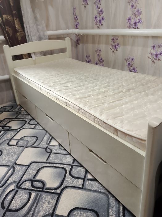 Продам кровать з матросом.В гарному стані.