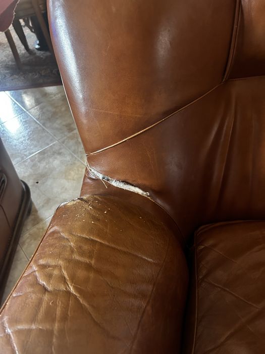 Sofás em pele com base de madeira