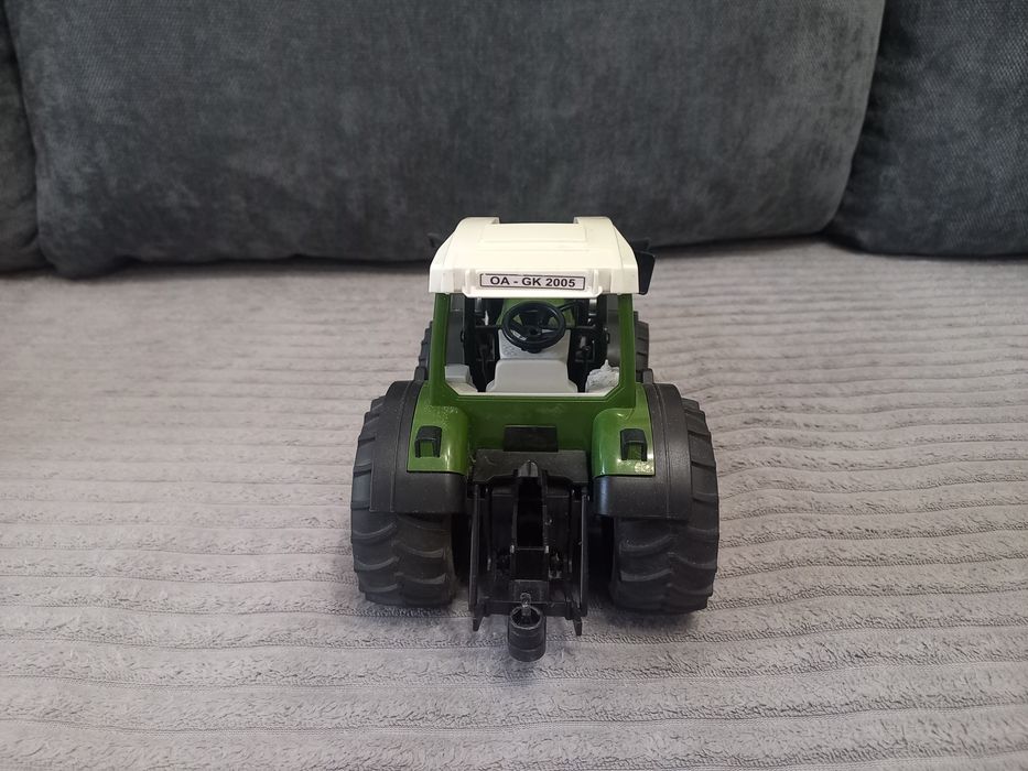 Трактор з ковшем Fendt від Bruder