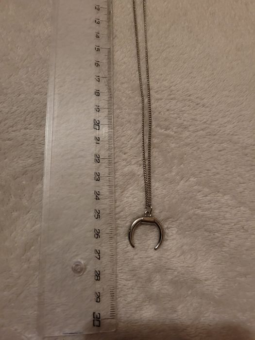 Colar com o formato de lua