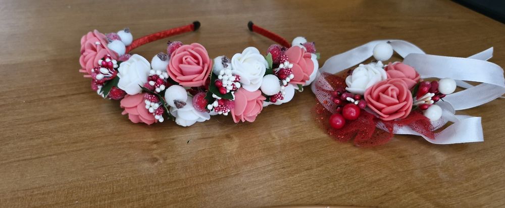 "Червоний віночок з квітів та браслет