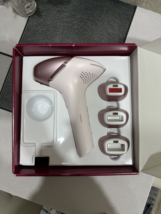 Фотоепілятор Philips Lumea Series 9000