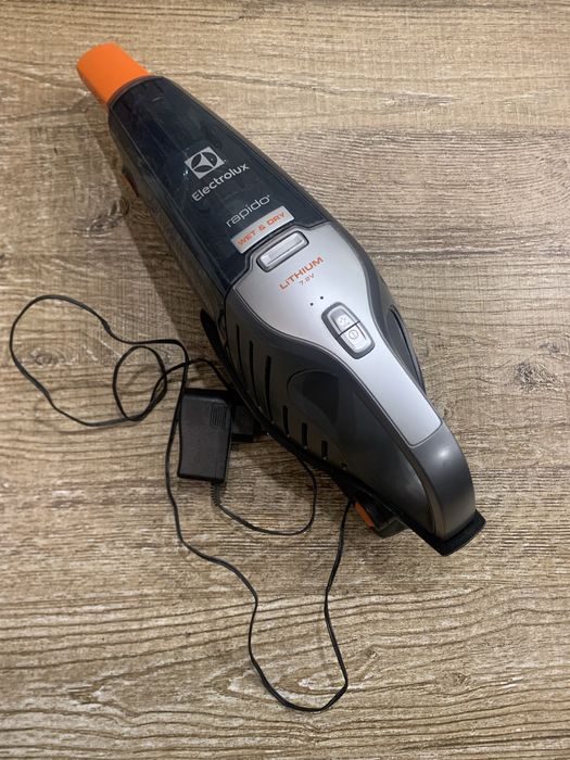 Electrolux  Ручний аккумуляторний пилосос Rapido ZB 6106 WDT