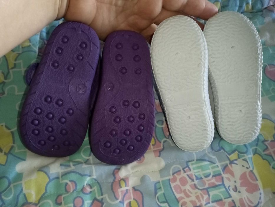 Pantufas e sapatos novos menina