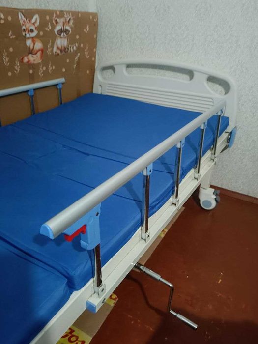 Медичне 4-секційне ліжко з туалетом для догляду за лежачими пацієнтами