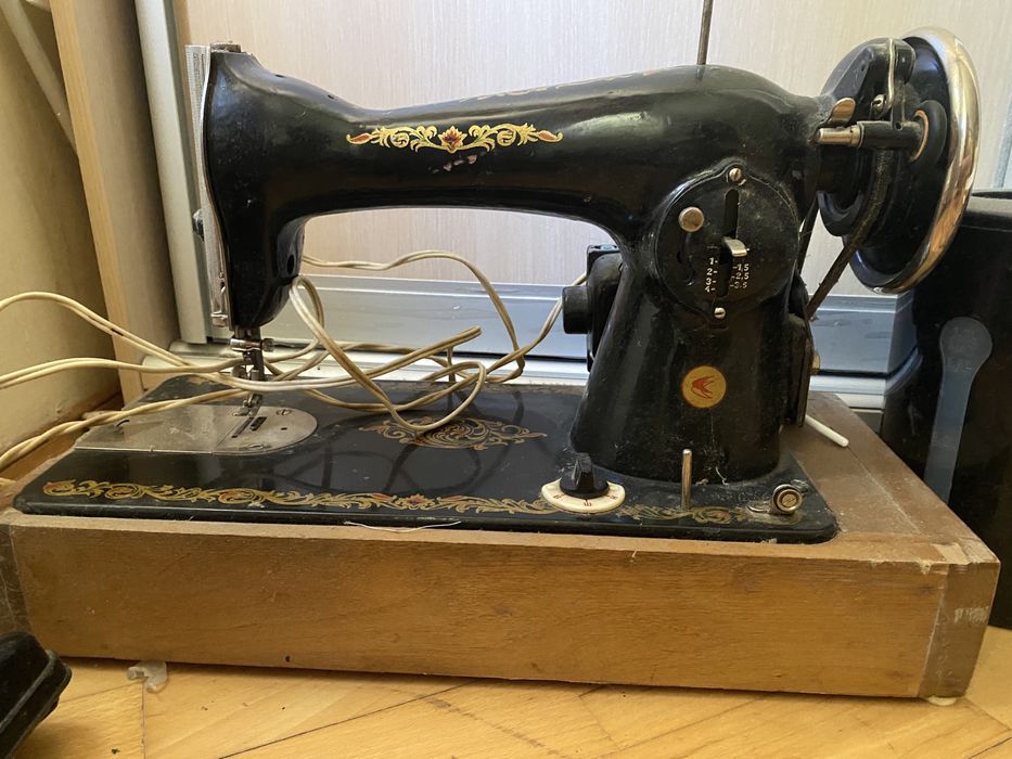 Швейна машинка подолка з додатковим мотором та педалю терміново