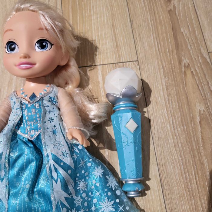Lalka Elsa z mikrofonem