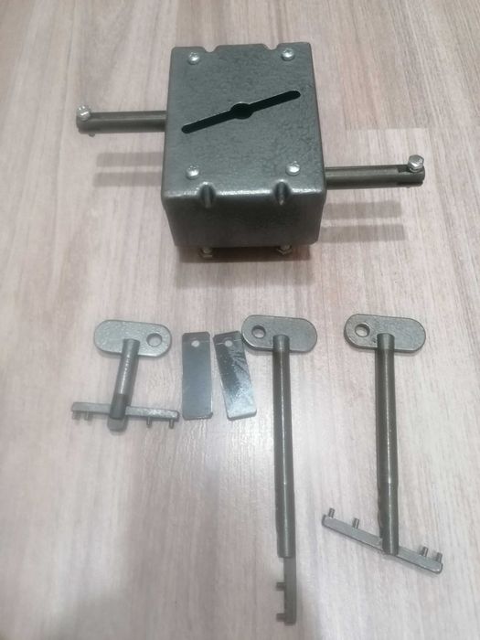 Замок двухригельный, вертикальный (журавль, с падающим ключом) гараж