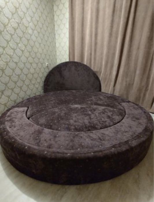 Ліжко, кровать, диван.