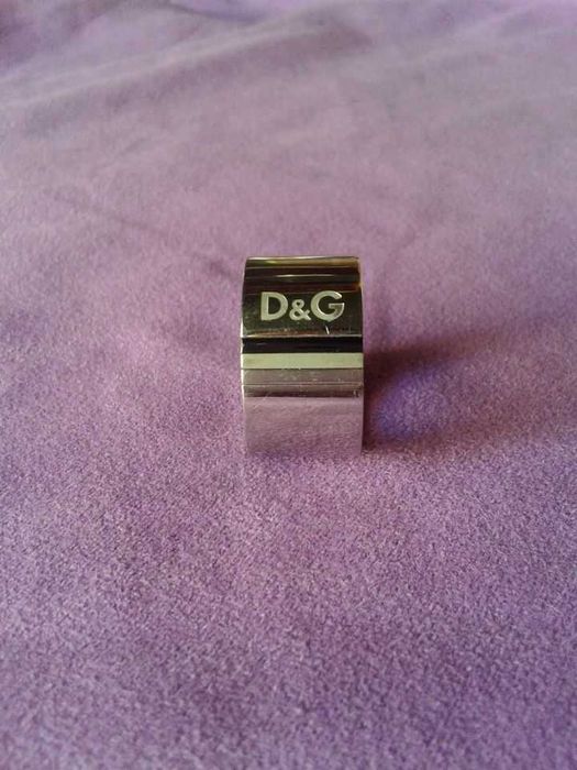 Anel D&G original em bom estado, uma peça clássica.