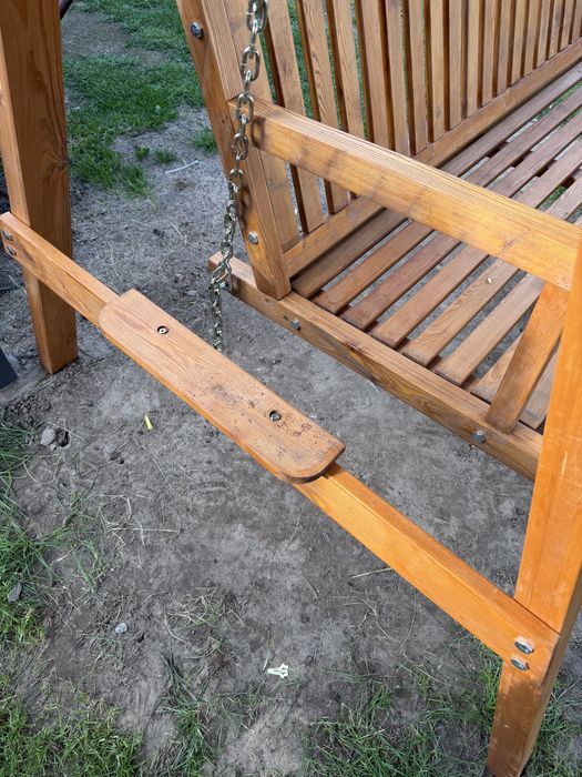 Drewniana huśtawka ogrodowa