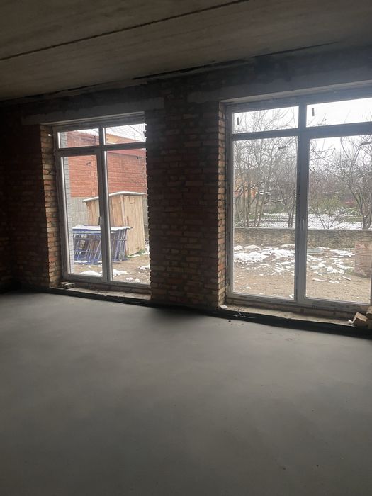 Новозбудований сучасний будинок