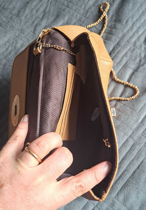 Bolsa/Carteira com Aba e Fecho Metálico - cor Castanho Claro