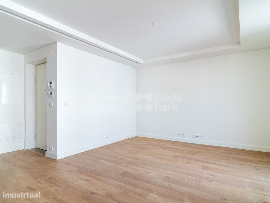 Apartamento T2 com varanda para arrendamento em Algés