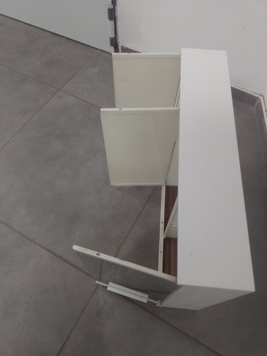 Sprzedam szafkę łazienkową.