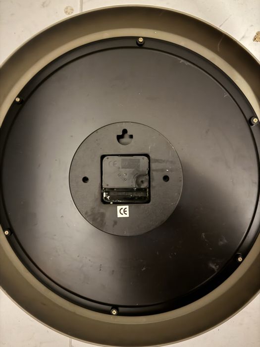 настінний кварцовий годинник