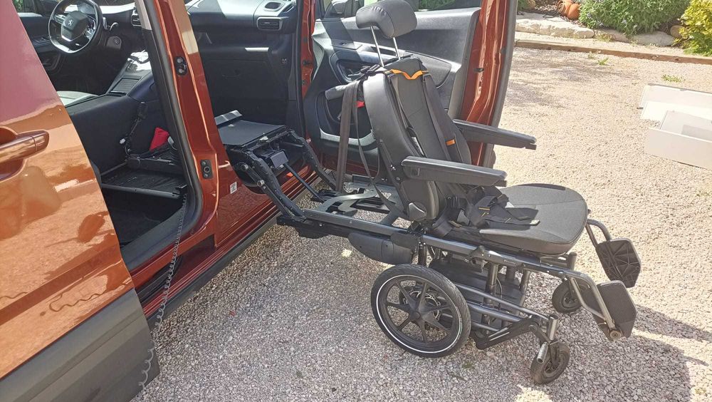 Veiculo com cadeira de rodas com elevador elétrico, acompanhante