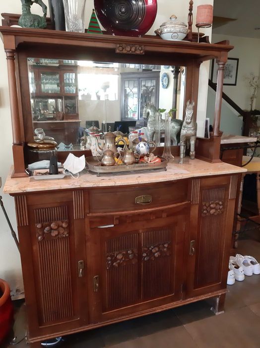 Mobília de sala de jantar vintage restaurada, em nogueira trabalhada.