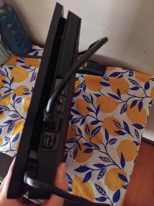 PlayStation 4 Slim a funcionar perfeitamente.