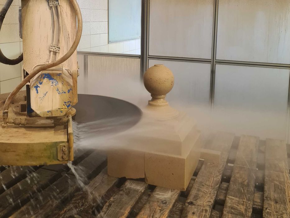 Nakrywa na słup z kulą | Piaskowiec | 50×44×44 cm |