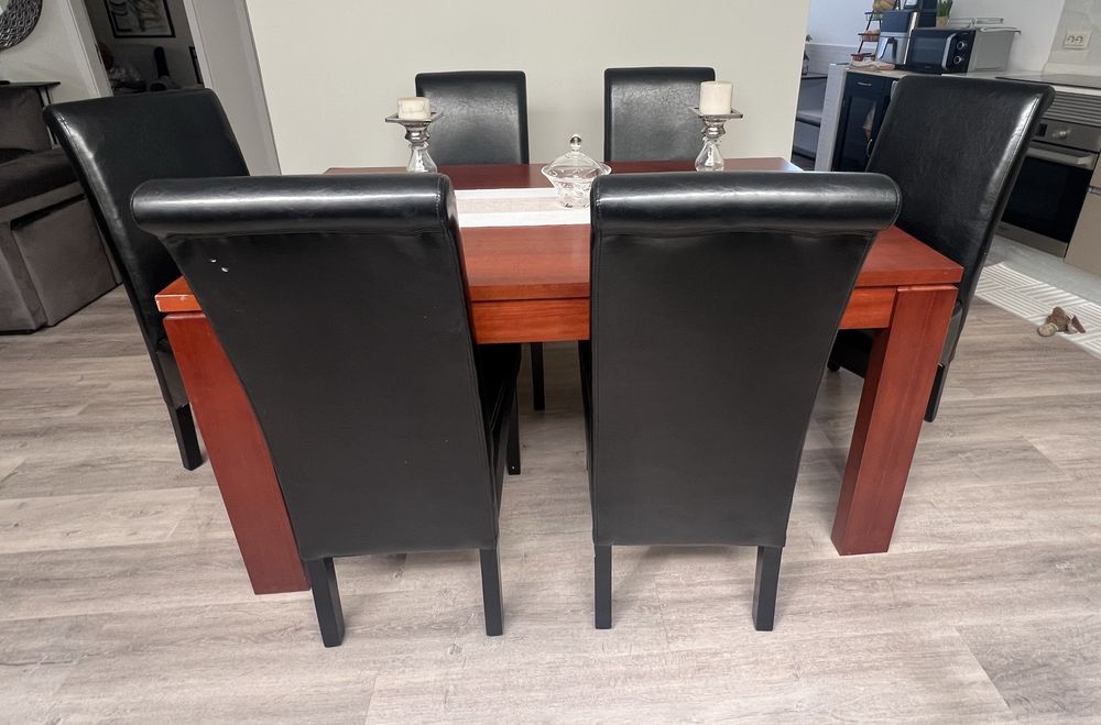 Mesa de jantar extensível em cerejeira + 6 cadeiras em pele