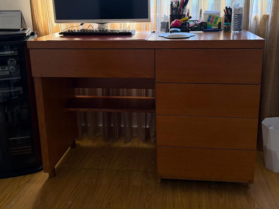 Secretária em madeira maciça