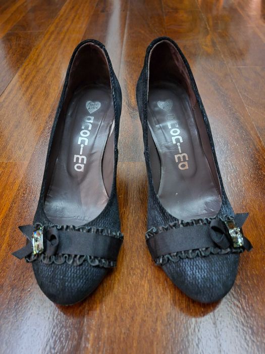 Sapatos de tacão alto em pele azul jeans e brilhante