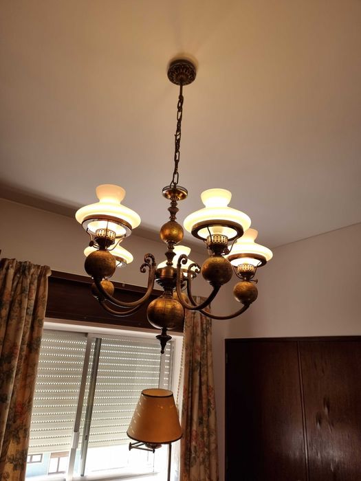 Candeeiro de Teto Vintage em Bronze e Vidro Opalino – Estilo Clássico