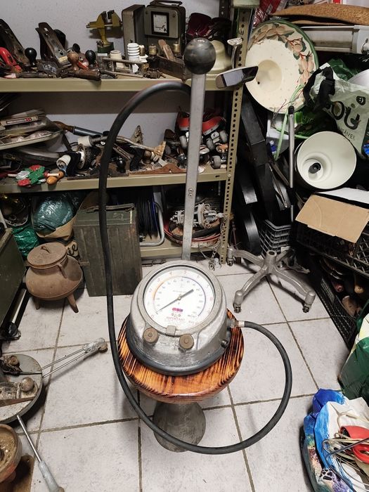 Antiga máquina de encher pneus