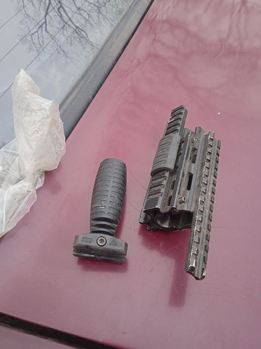 Планка пікатіні і тактична ручка