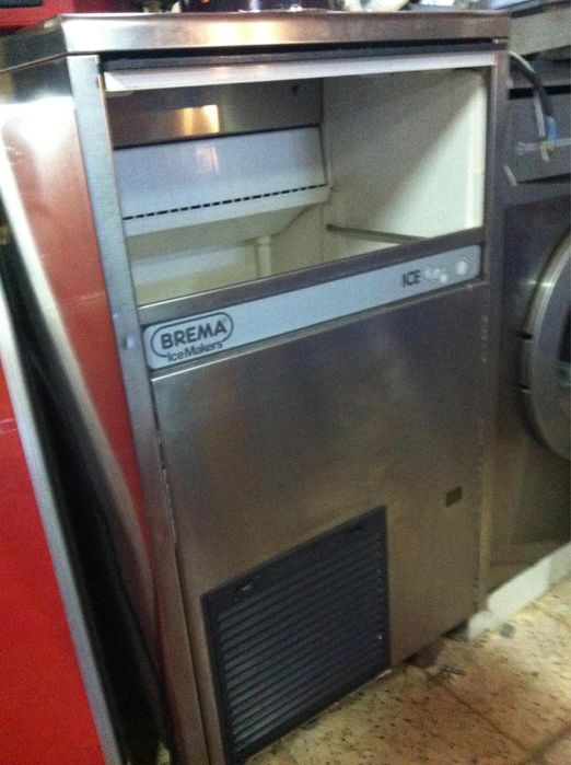 Vendo Maquina de fazer gelo toda a funcionar a 100% foi a bomba de agu