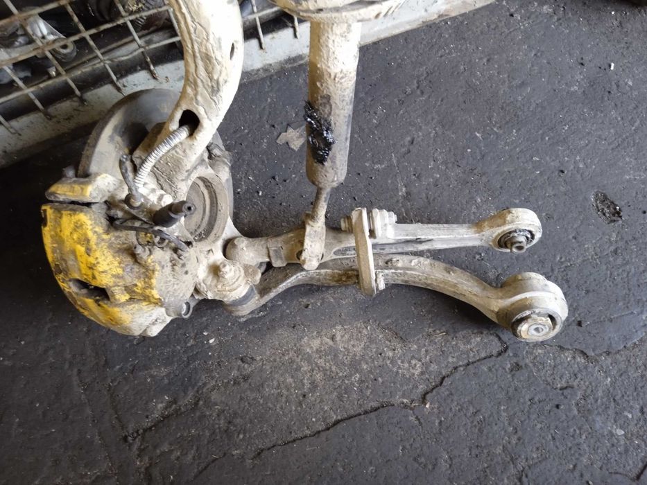 Audi A4 B5 Zwrotnica Lewa McPherson Sprężyna Piasta Wahacze ABS