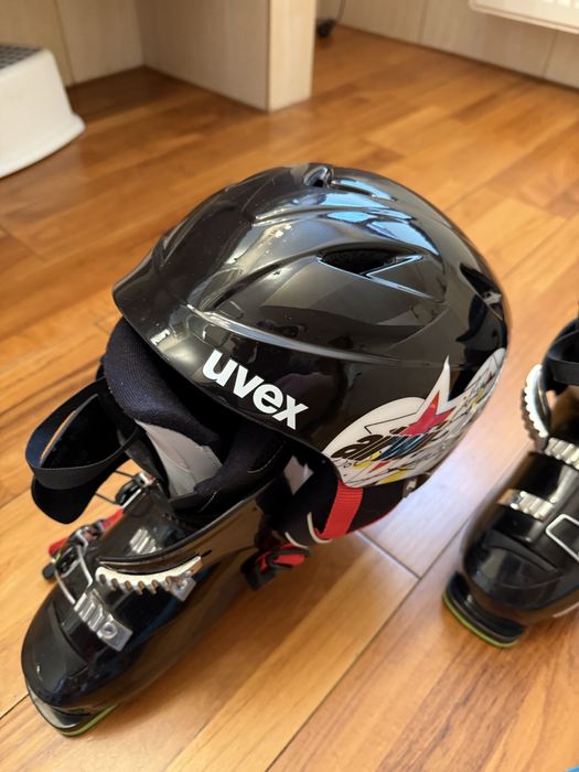 Narty Stöckli, buty Rossignol, wiązania Atomic i kask Uvex