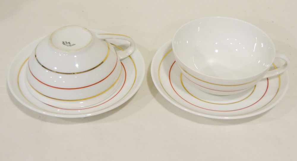 Par de chávenas de chá com pires, em porcelana da Vista Alegre