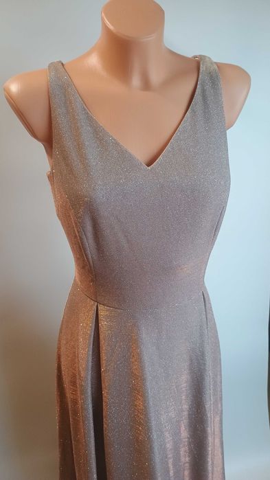 Wieczorowa sukienka maxi z połyskiem i rozcięciem – perłowy róż