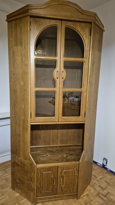 Witryna narożna z podświetleniem