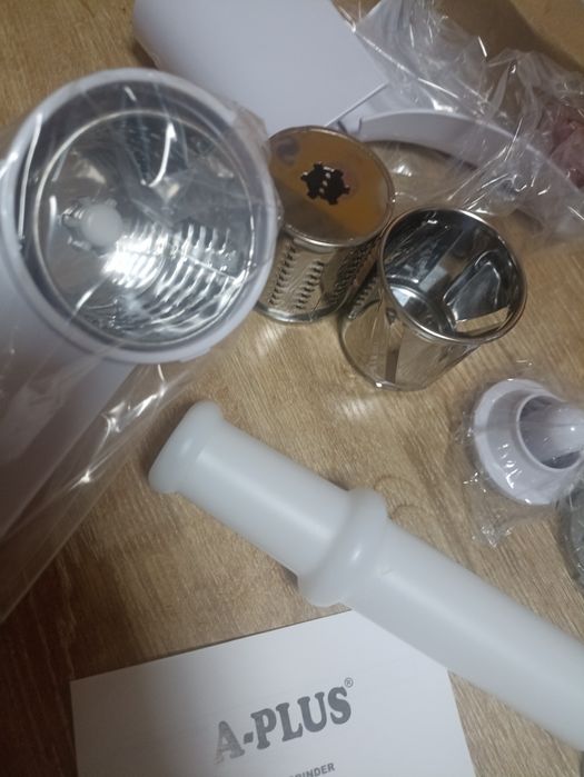 Гарантія . Хіт продаж 2.500W потужні, нові М'ясорубка +Овочерізка +Сок