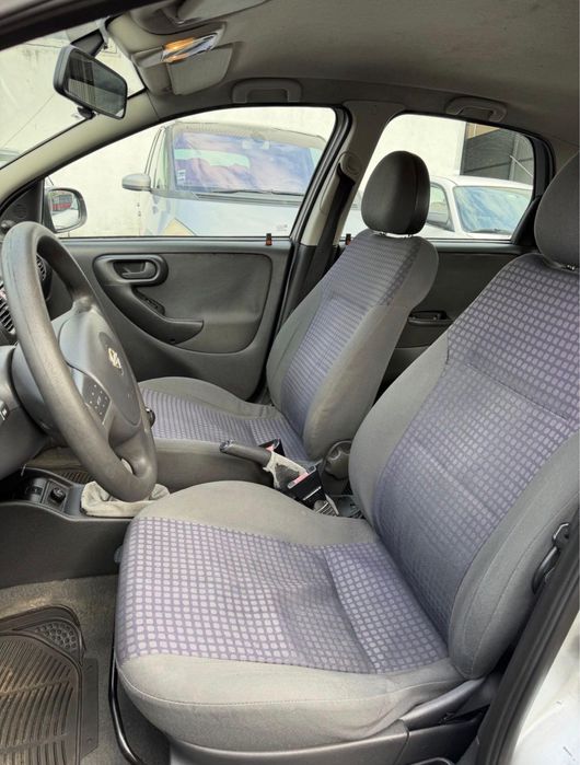 Opel Corsa Ano 2001 com 180 mil km