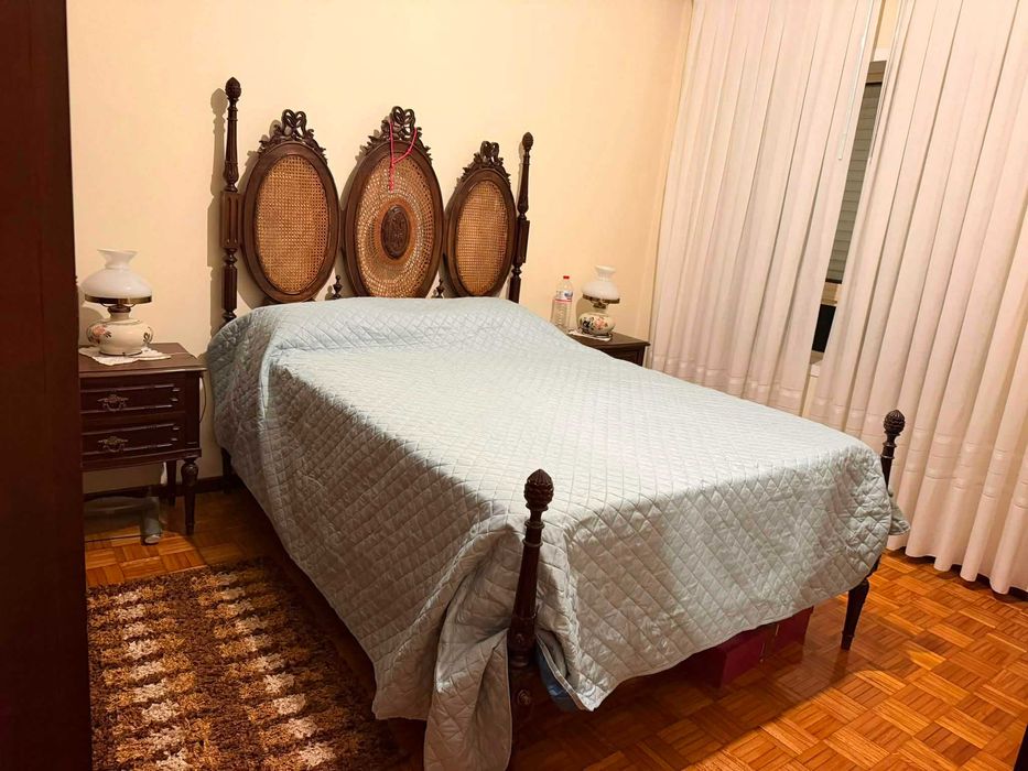 Quarto de casal antigo mas bom estado