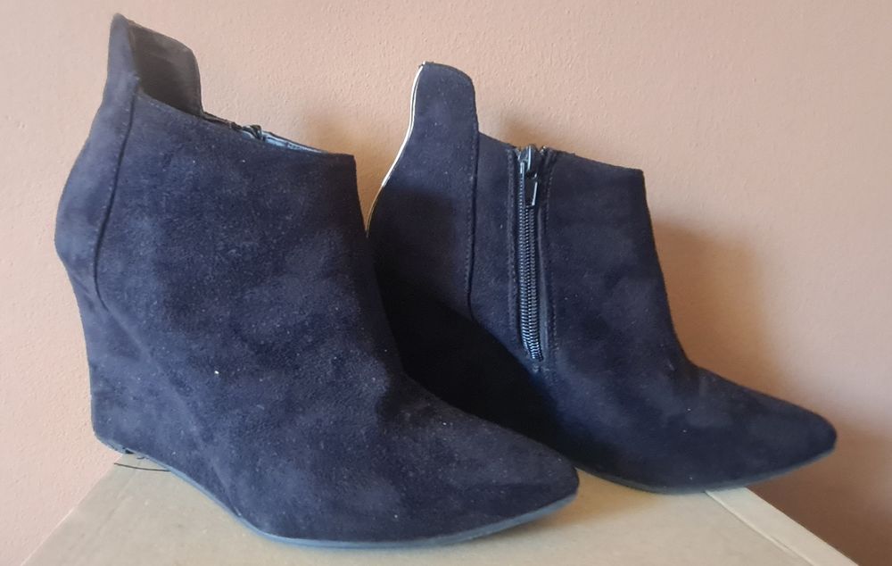 Czarne koturny ze złotym paskiem