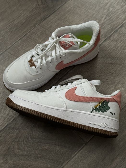 Жіночі кросівки NIKE WMNS AIR FORCE 1 '07 SE р.39