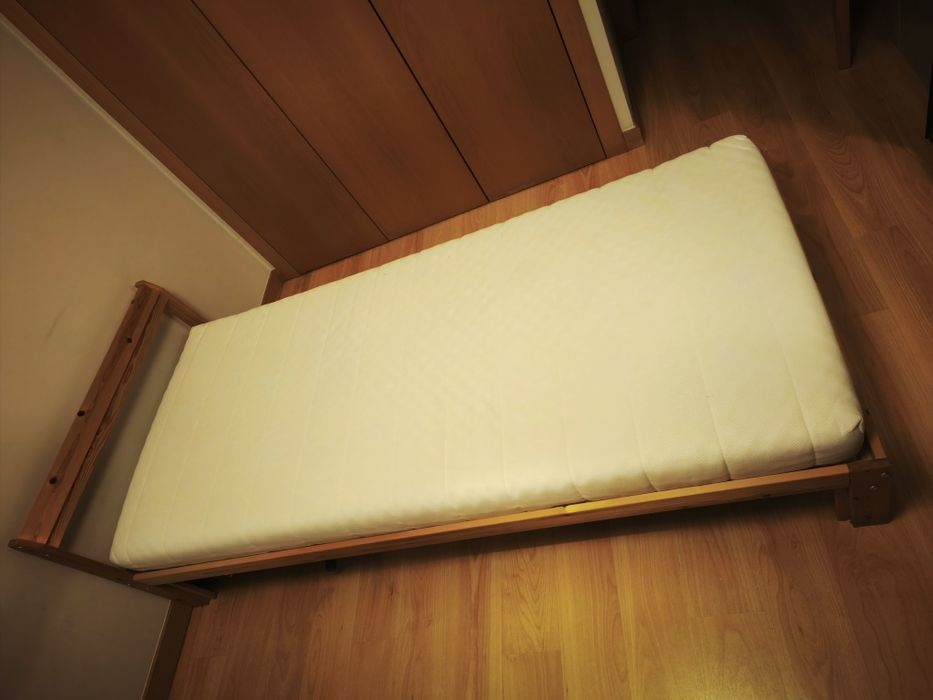 Cama individual com estrado e colchão