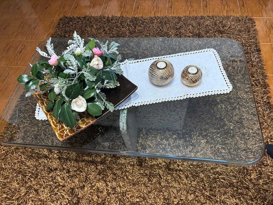 Mesa de centro em vidro e mármore