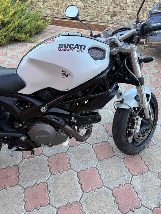 Ducati Monster 2011