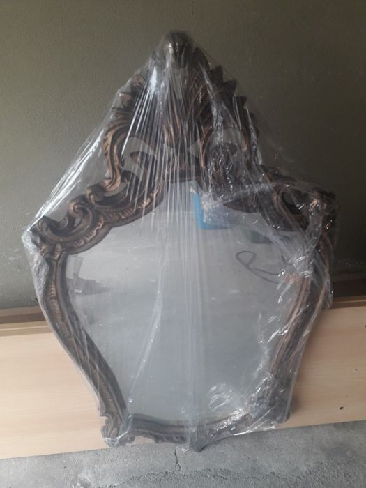 Espelho em talha dourado velho estilo vintage.