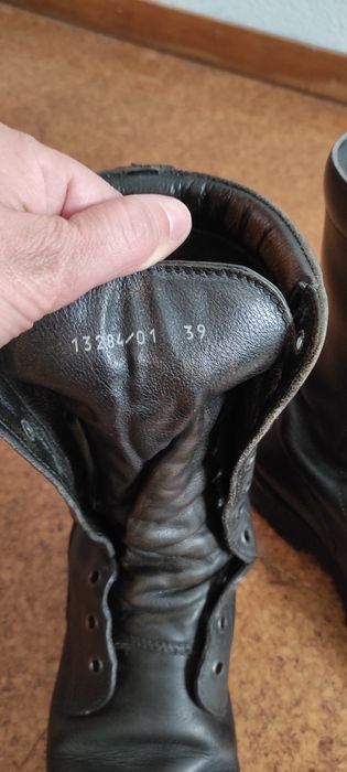 Botas militares em pele